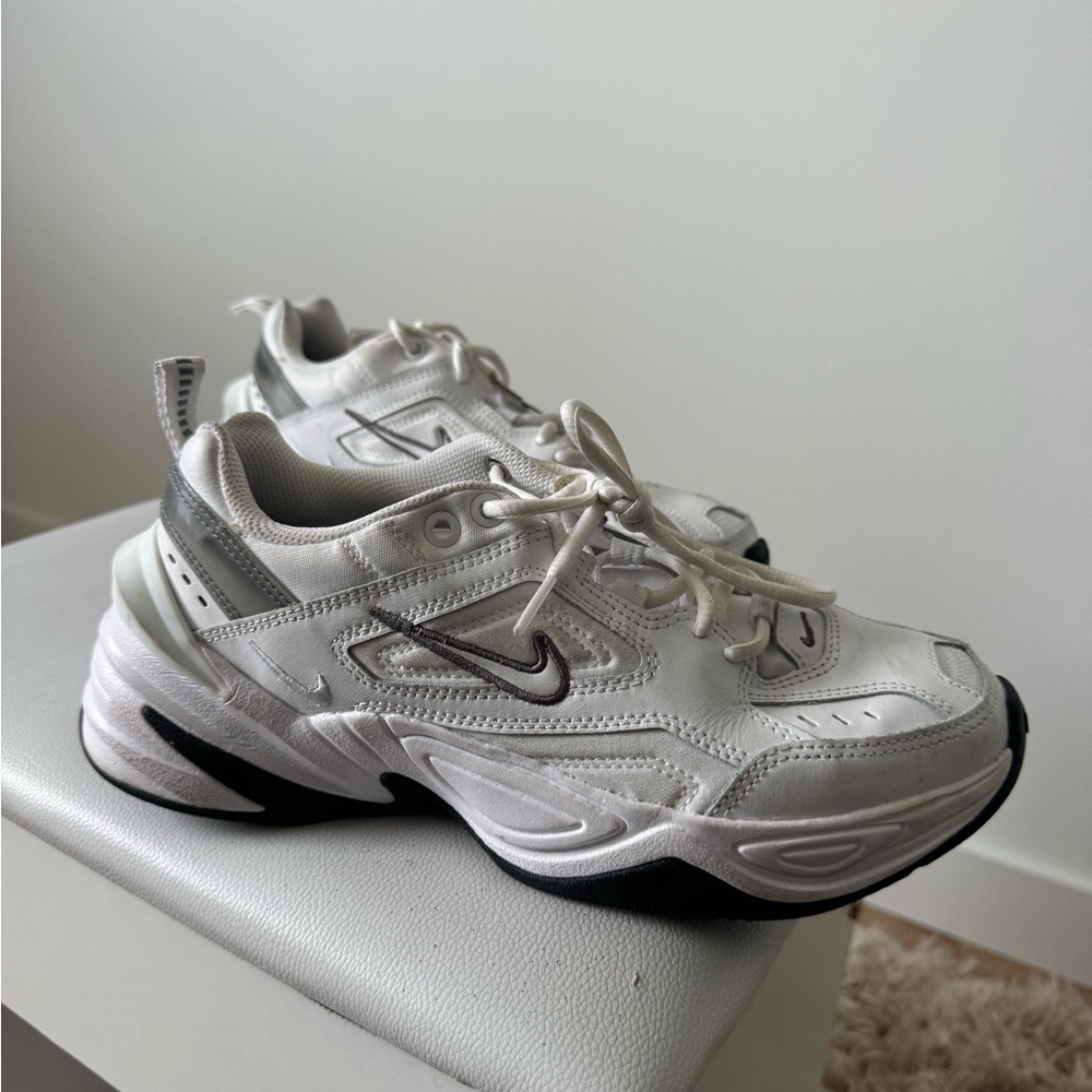 Womens tennis shoes